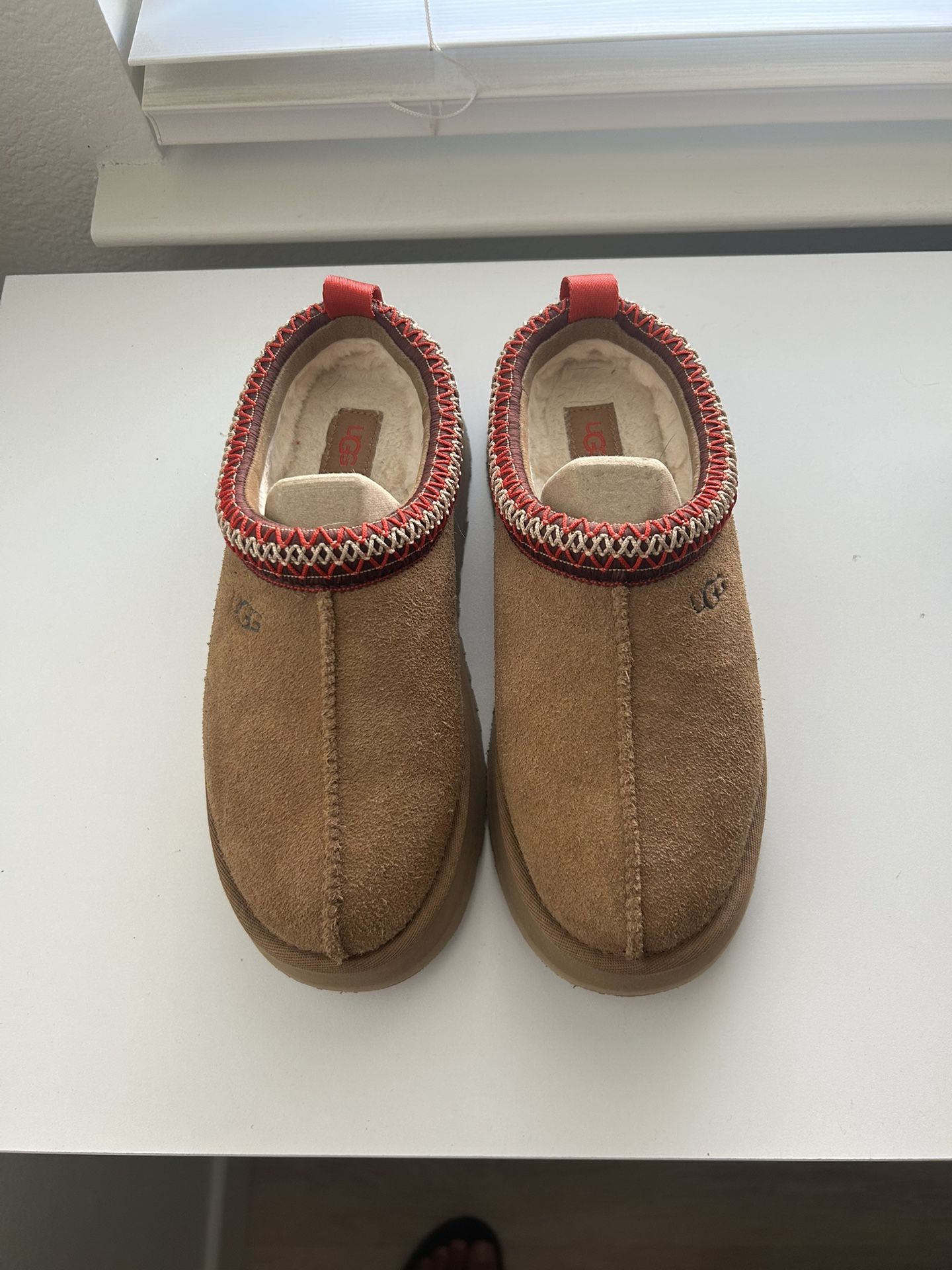 UGGs Women’s Size 7 Slippers Chestnut