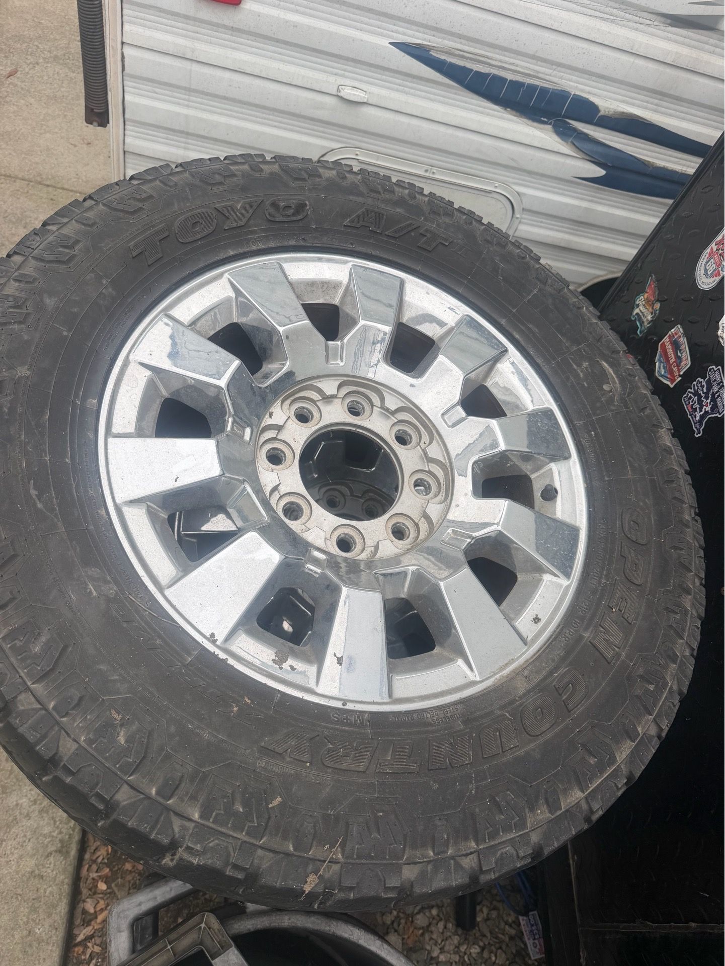 Rines y llantas 8 birlos para sierra Denali no tengo los centros 35x12.50R20