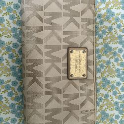 100% Authentic Michael KORS MK Wallet Zip Around 
