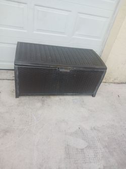 48IN SUNCAST OUTDOORS WATER PROOF STORAGE BIN GREAT CONDITION 24 FIRM