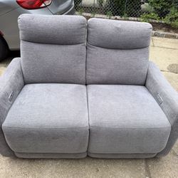 Power Reclining Loveseat – USB Charging – Like New – Delivery Available