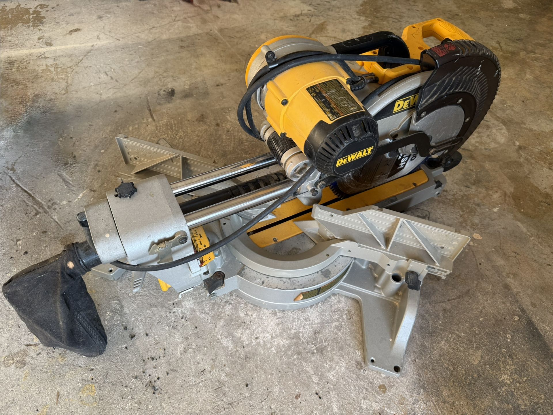 Dewalt 15 Amp Corded 12 in. Double Bevel Sliding Compound Miter Saw