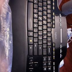 Logitech® MK710 Wireless Straight Full Size Keyboard & Right-Handed Optical Mouse, Black