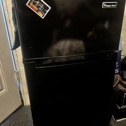 3.1 Cu Ft Mini Fridge In Black magic chef USED W/universal Base Stand