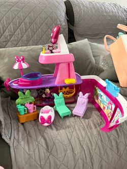Minnie Mouse Cruise Ship Playset with Figures