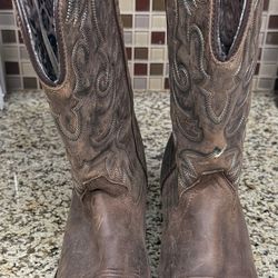 Women’s pointed cowgirl boots