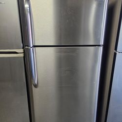 REFRIGERATOR TOP FREEZER FRIGIDAIRE STAINLESS STEEL LIKE NEW 
