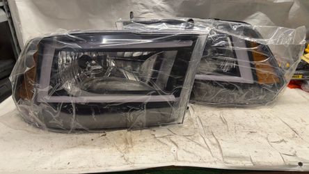 12/18 DODGE RAM HEADLIGTHS