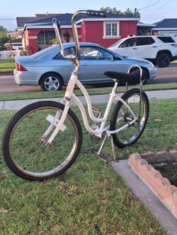 Bicycle  women's  schwinn lil chicks. 66