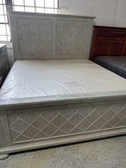 King size mattress and box spring set and bed 🛌