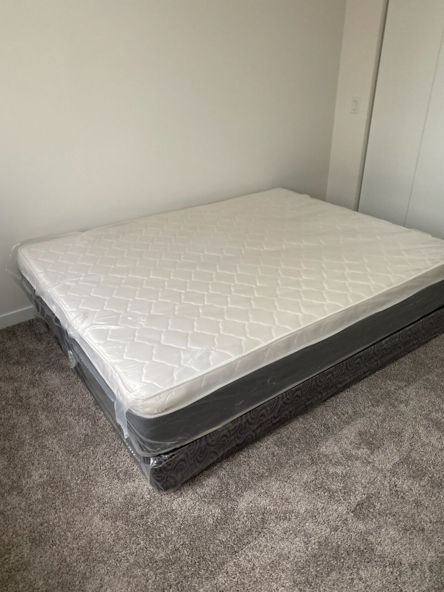 NEW QUEEN PILLOW TOP SET MATTRESS AND BOX SPR ING 2pcs