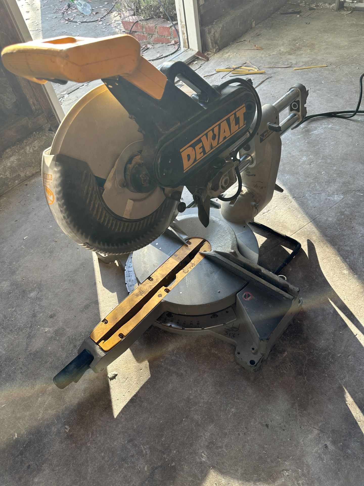 DEWALT COMPOUND SLIDING MITER SAW