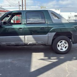 Chevy Avalanche 2002 1500 Four-Wheel-Drive