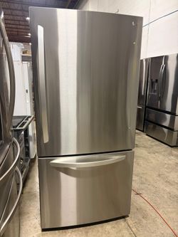 LG Refrigerator bottom freezer