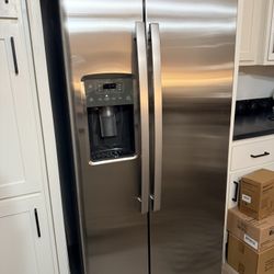 NEW! GE Refrigerator 23cu 