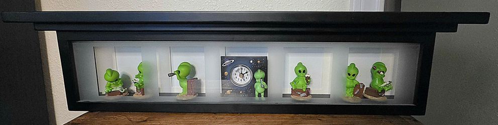 Rare set of Resin Vintage Traveling Aliens in a Shadowbox