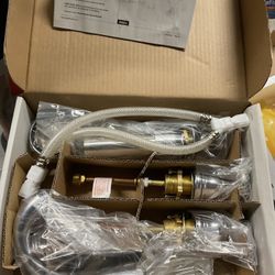 Delta 8’ Spread Bathroom faucet Brand New 