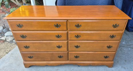 1950s mid century 8 draw maple dresser.
From panorama city