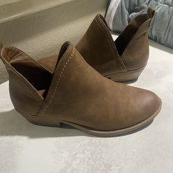 Women’s shoes universal thread Brown Ankle boots women’s size 6