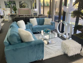 Aqua Velvet Sofa And Love W/ Free Chair Now $1,499/Sofá Aqua Velvet y Love con silla gratis Ahora $ 1,499