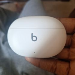 White DRE Beats Earbuds