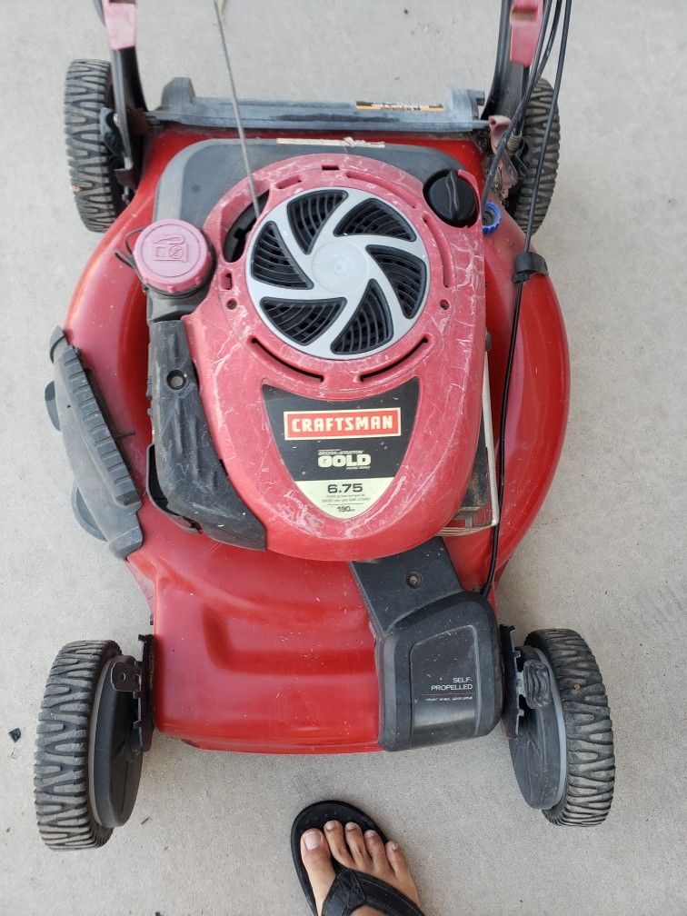 Craftsman Briggs & Stratton GOLD Lawnmower for Sale in Chandler, AZ