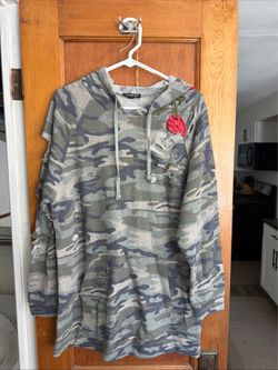 Women’s Fashion Nova Distressed Camouflage Pullover Hoodie w/Red Rose Embroidery Detail 1XL