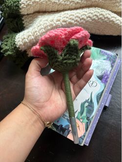Lapicero con flor  a crochet