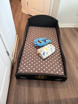 Toddler Batman bed with mattress and two blankets￼