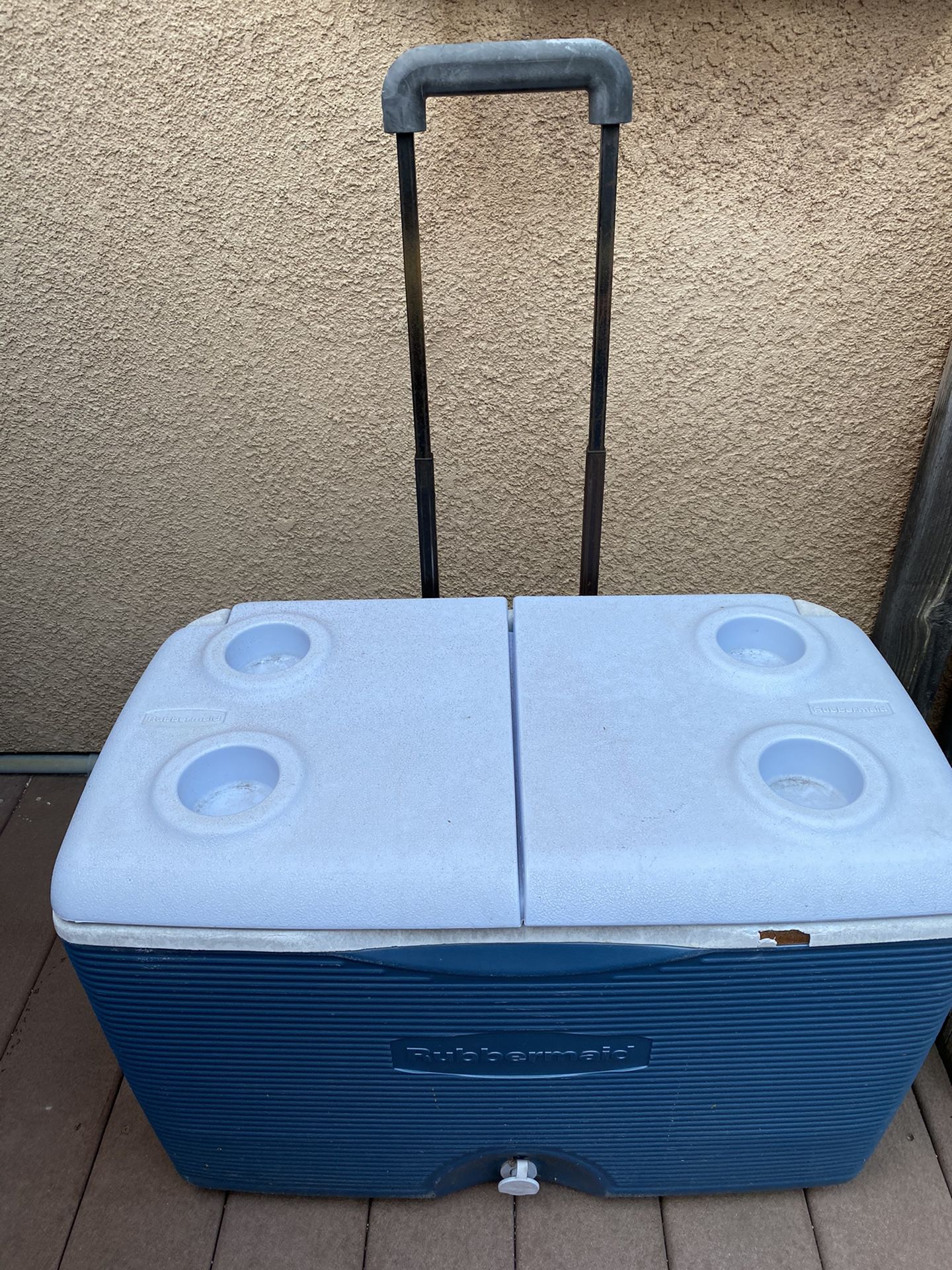 Rubbermaid rolling cooler