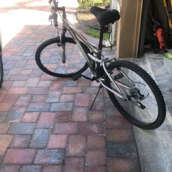 Mongoose ledge 2.1 21 speed mountain bike