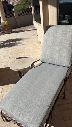 Outdoor lounge chair with cushion