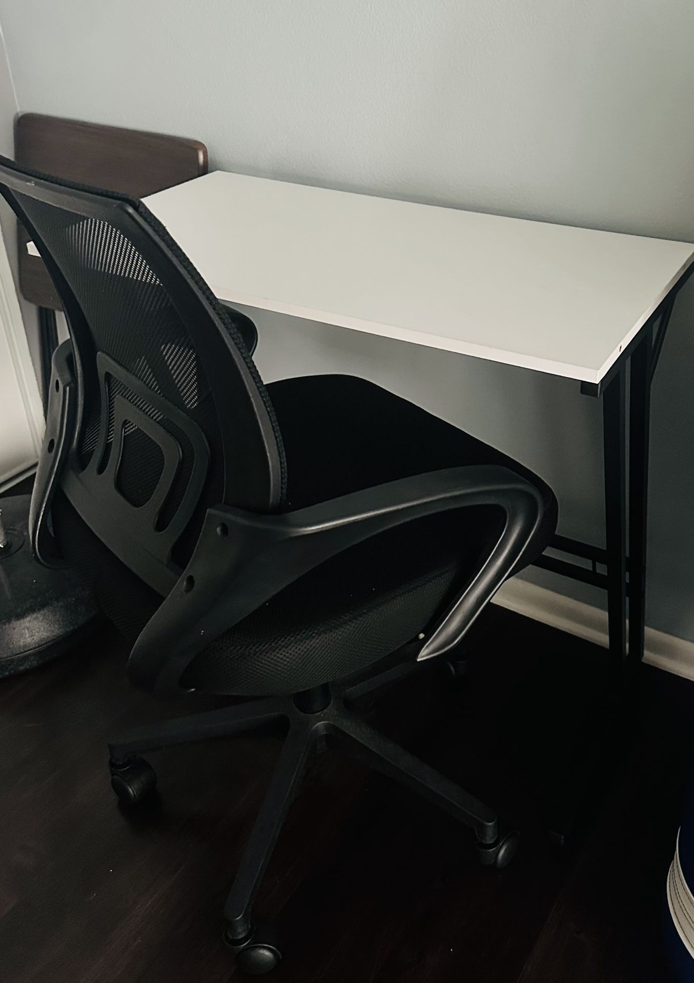 32” X16” Desliz With Ergonomic Chair
