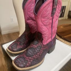 Ariat kids boots size 1.5 used good condition 