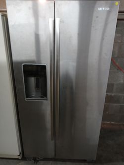 Jenn-Air stainless steel side by side refrigerator - Free delivery