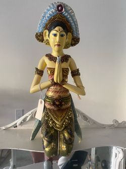 Kneeling Balinese dancer