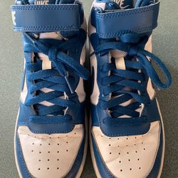 Kids size 5.5 Nike Shoes