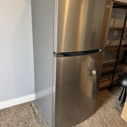 Frigidaire Fridge - 59”x 29” Model: FFHT1425VV