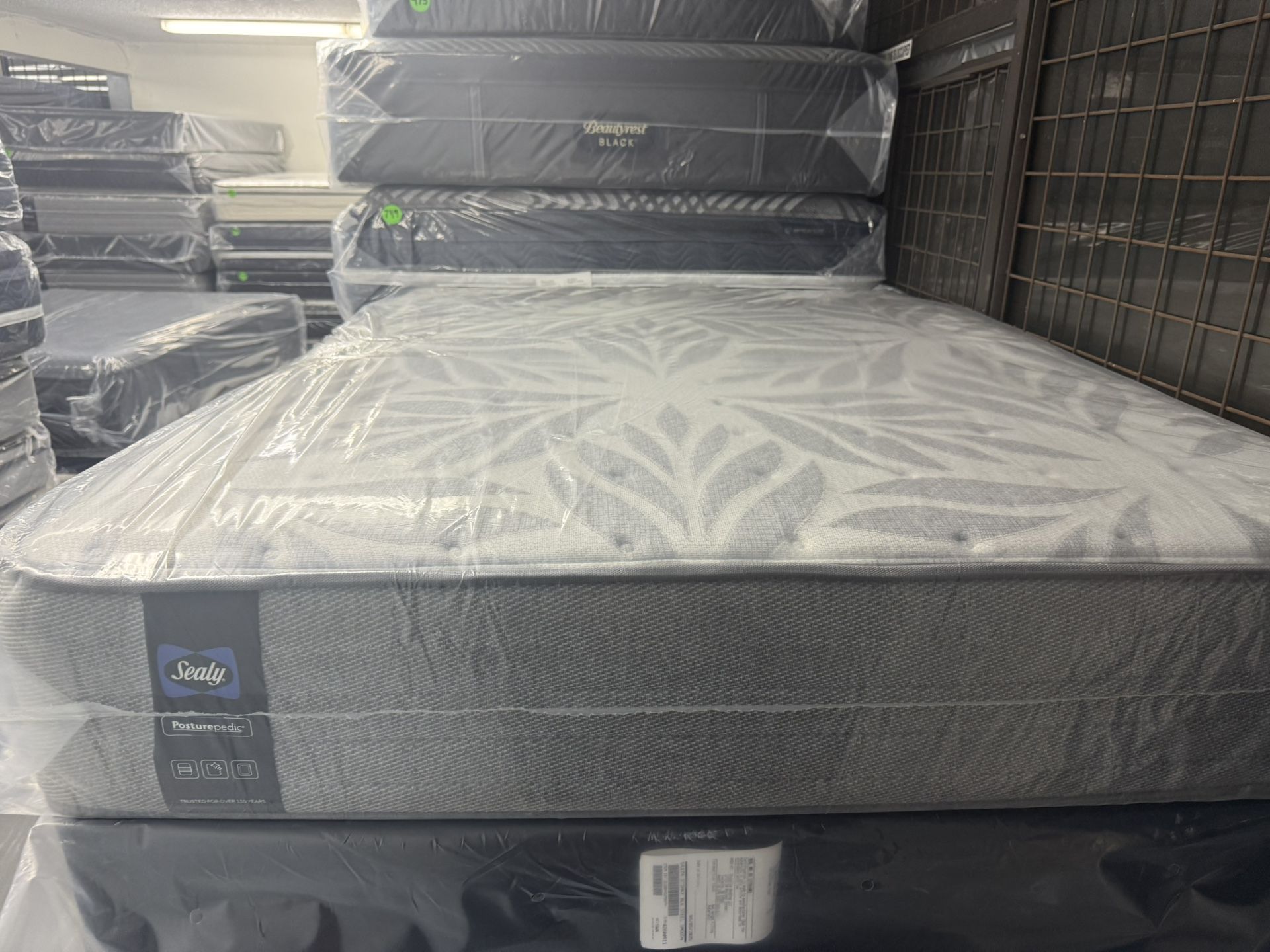 FULL SIZE SEALY POSTUREPEDIC (EXTRA-FIRM) MATTRESS & BOX SPRING BED SET