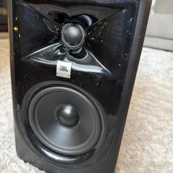 JBL 305P MkII Powered Studio Monitor – 5” Active Speaker – Professional Audio – Clean Sound
