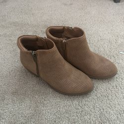 Big Girls Boots Size 3 With Slight Heel And Side Zip 