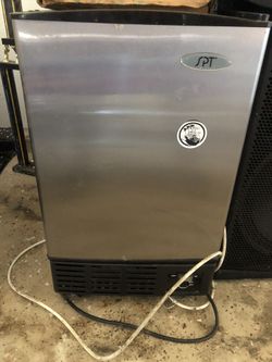 Ice Maker In Excellent Working Conditions