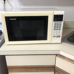 Very Good Condition Sylvania Microwave 