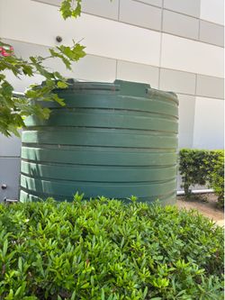 1300 Gallon Bushman water tank and pump