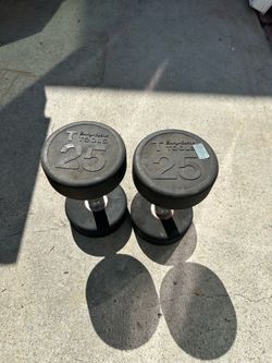 Durable rubber-coated dumbbells from Body-Solid Tools. This pair of 25 lb weights has chrome-plated steel handles with knurled grips. The black rubber