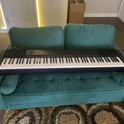 88 Key Casio Keyboard With MIDI Connection, Aux And Built In Speakers