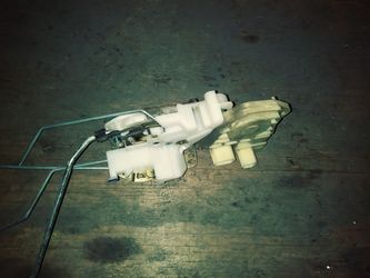2003 honda civic 4 cyl. 1.7L driver side door latch with switch