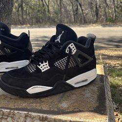 Jordan retro 4 white thunder (used) Mens Size 8.5