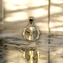 14kt 1.60g Tri Color Gold Jesus Pendant.