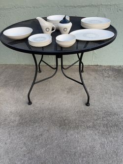 Dinnerware. 28 pieces.